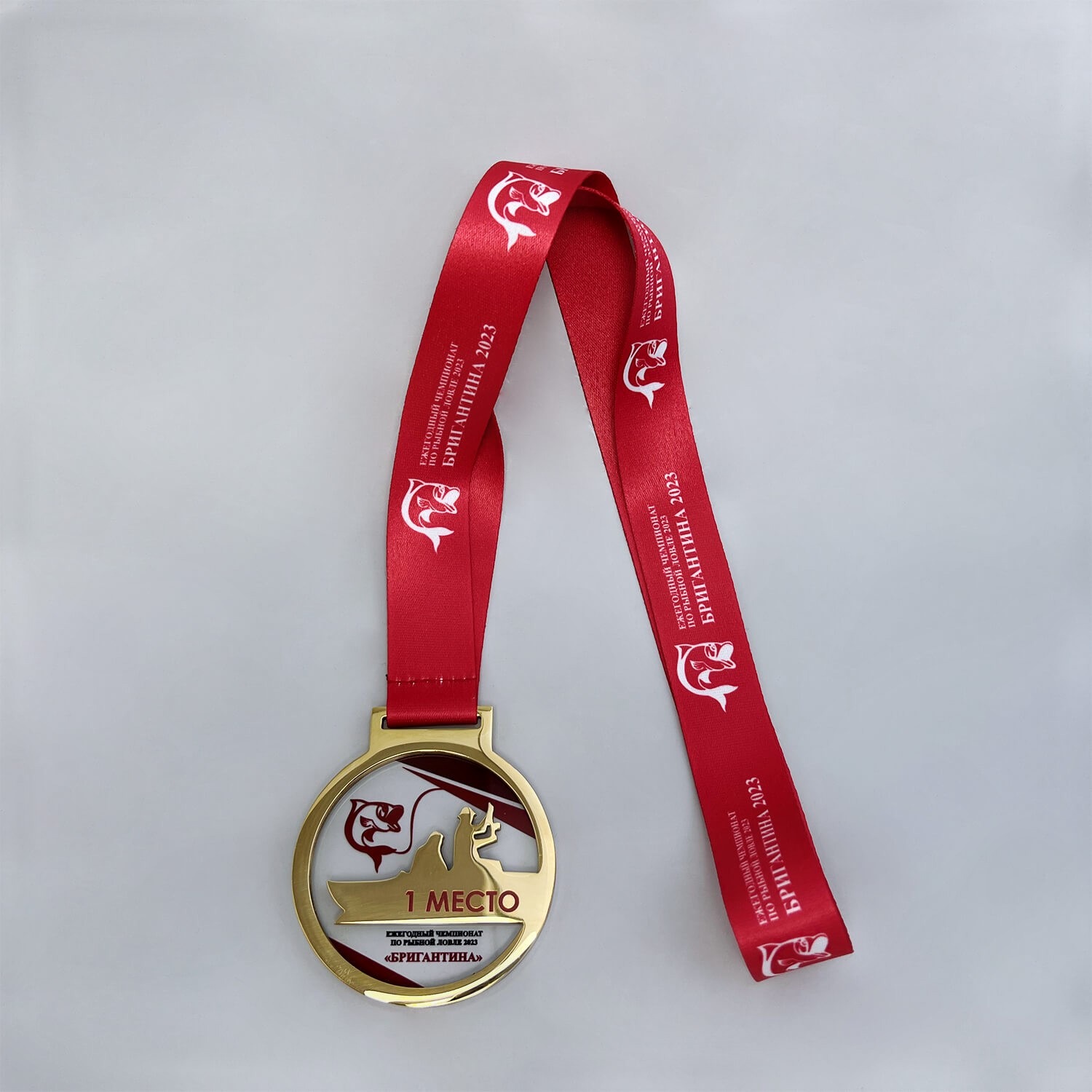 Медали из стекла и металла для чемпионата по рыбной ловле