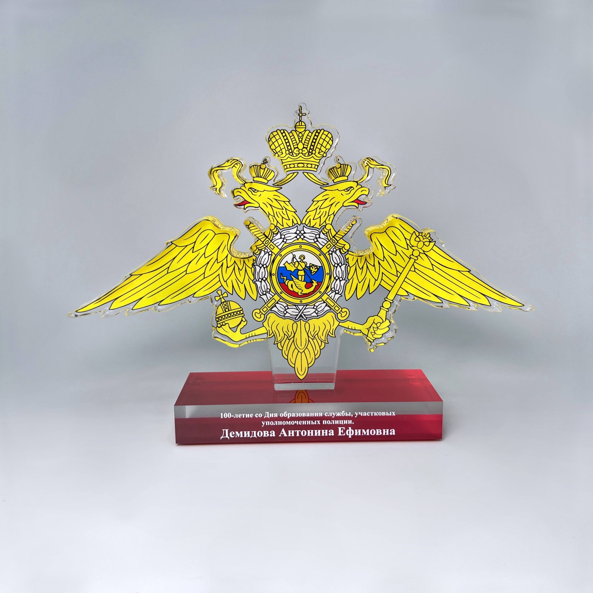 Фигурная награда из акрила на подставке