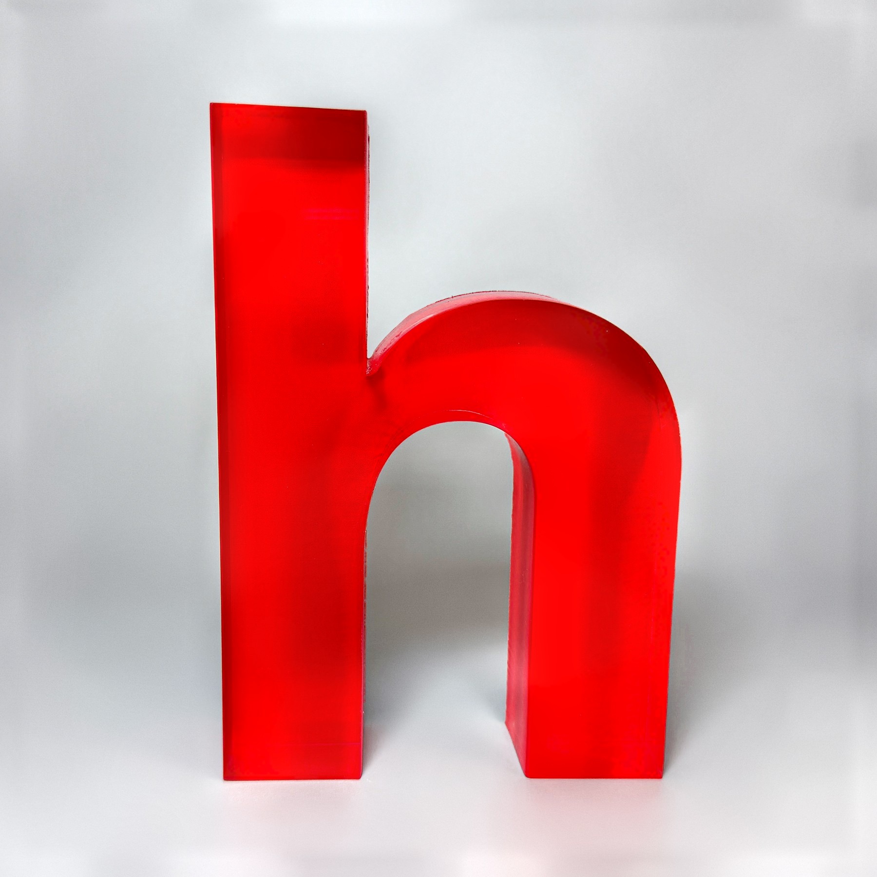 Акриловая награда для HeadHunter выполнена в виде буквы «h»