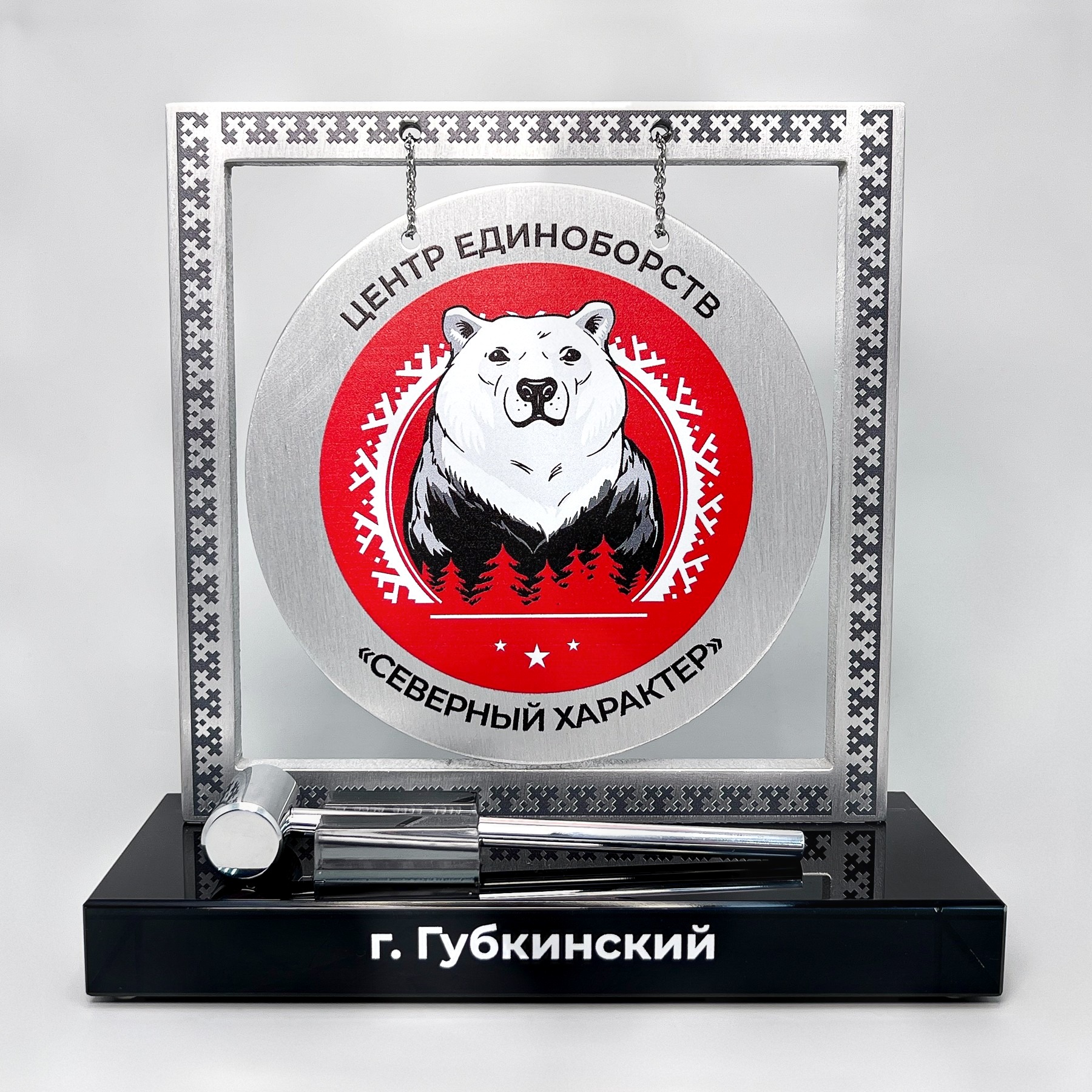 Награда в виде гонга для центра единоборств «Северный характер»